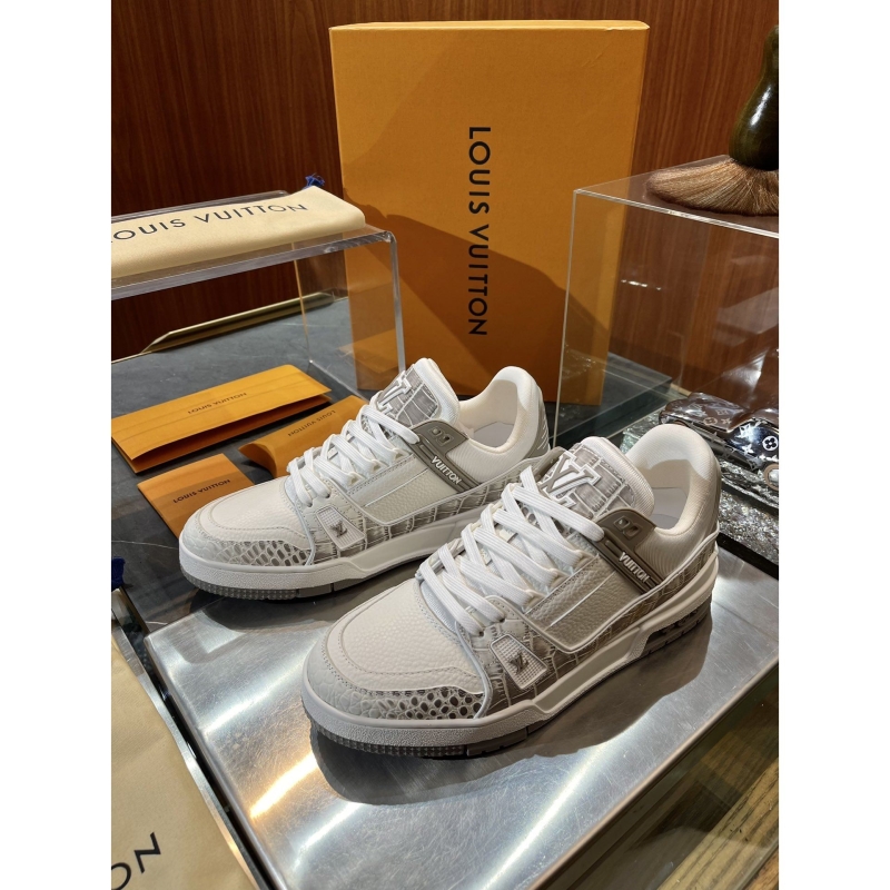 l**is V*t*n sneakers